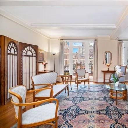 Image 2 - 122 East 82nd Street, New York, NY 10028, USA - Apartment for sale