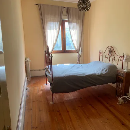 Rent this 3 bed room on Louis Bar in Rua de Álvaro Castelões, 4200-192 Porto