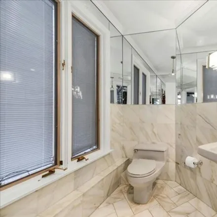 Image 7 - 29-19 218th Street, New York, NY 11360, USA - House for sale