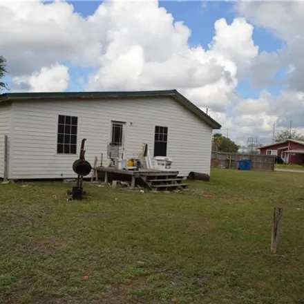 Image 2 - 1738 Avenue A, Mathis, TX 78368, USA - House for sale