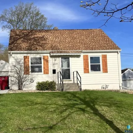 Buy this 3 bed house on 2047 South Willow Avenue in Sioux Falls, SD 57105