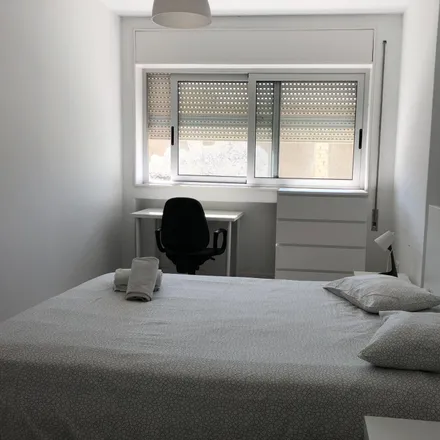 Rent this 5 bed room on Casa Araújo in Rua do Moreira, 4000-099 Porto