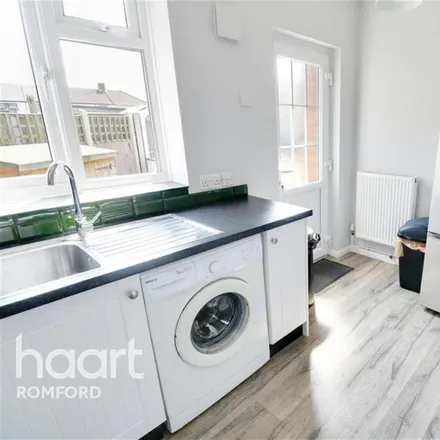 Image 3 - Penzance Gardens, London, RM3 9NP, United Kingdom - House for rent