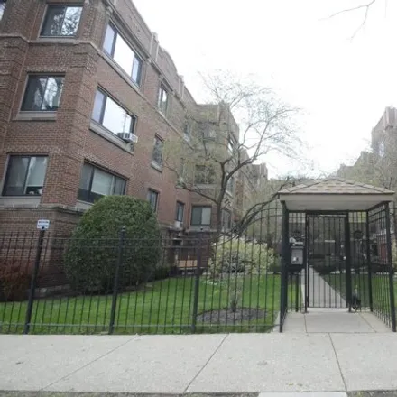 Buy this 2 bed condo on 934 W Sunnyside Ave Apt 3a in Chicago, Illinois