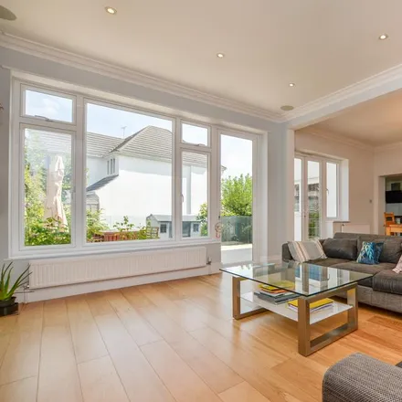 Rent this 5 bed duplex on Helenslea Avenue in London, NW11 8ND