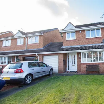 Rent this 3 bed duplex on Chaucer Close in Gateshead, NE8 3NG