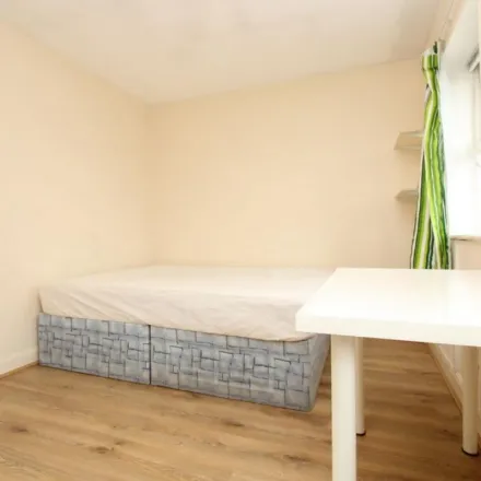 Image 2 - Dingle Gardens, London, E14 0DT, United Kingdom - Apartment for rent