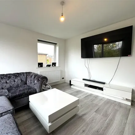 Image 7 - Woodlands Avenue, Redhill, RH1 6EX, United Kingdom - Apartment for rent