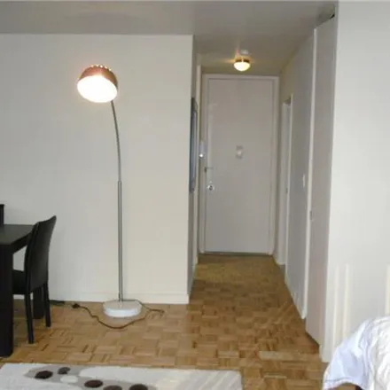 Image 2 - 137 East 48th Street, New York, NY 10017, USA - Apartment for rent