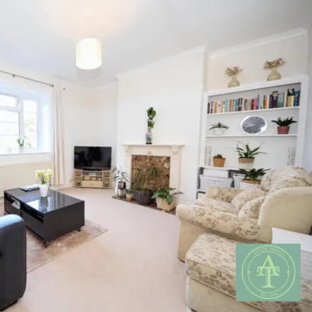 Image 2 - High Street, London, London, N14 - Apartment for sale