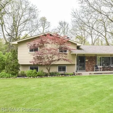 Buy this 3 bed house on 1293 Blue Heron Drive in Highland Charter Township, MI 48357