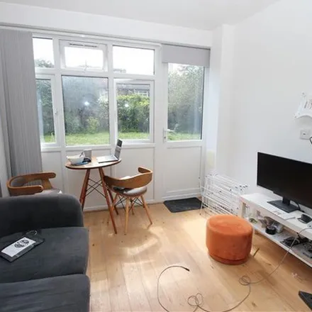 Image 3 - Dundalk House, Clark Street, St. George in the East, London, E1 3EU, United Kingdom - Apartment for rent