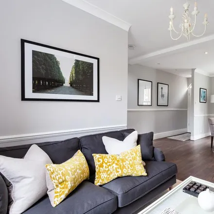 Rent this 3 bed townhouse on 174 Balls Pond Road in London, N1 4AA