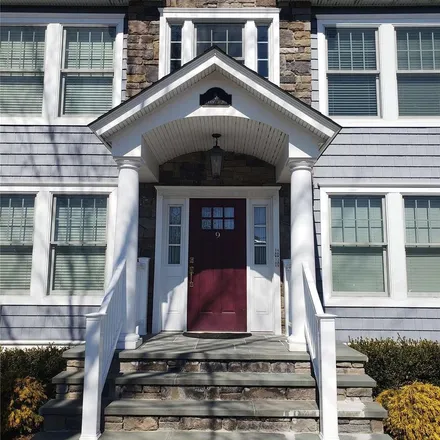 Rent this 1 bed apartment on 11 Sammis Avenue in Village of Babylon, NY 11702