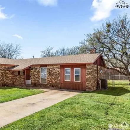 Image 2 - 4713 Meadow Lake Drive, Wichita Falls, TX 76310, USA - House for sale