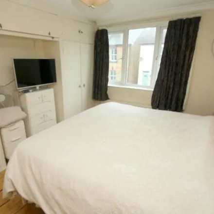 Image 5 - 17 New Road, Runnymede, TW18 3DJ, United Kingdom - Townhouse for sale