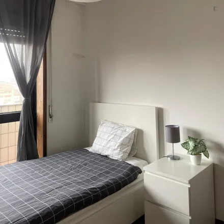 Rent this 5 bed room on Rua do Amparo 223 in 4350-086 Porto, Portugal