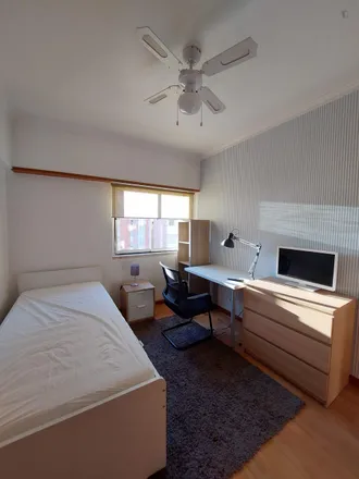 Rent this 4 bed room on R Cidade S Paulo 11 in Rua Cidade de São Paulo, 2735-661 Sintra