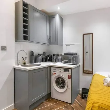 Image 8 - London, SW18 4LS, United Kingdom - Apartment for rent