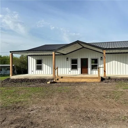 Image 1 - 205 South Charles Street, George West, TX 78022, USA - House for sale