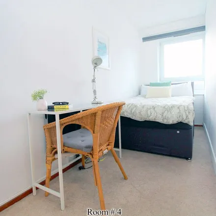 Rent this 1 bed apartment on 6 in Stairs on platforms 10 and 11, London