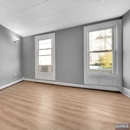 Image 5 - Jersey Footwear, Summit Avenue, Union City, NJ 07087, USA - Apartment for rent
