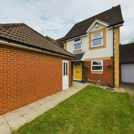 Buy this 3 bed house on Chaffinch in Buckinghamshire, HP19 0GQ
