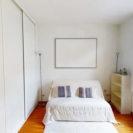 Rent this 3 bed apartment on Rue du Menuisier - Schrijnwerkerstraat 74 in 1200 Woluwe-Saint-Lambert - Sint-Lambrechts-Woluwe, Belgium