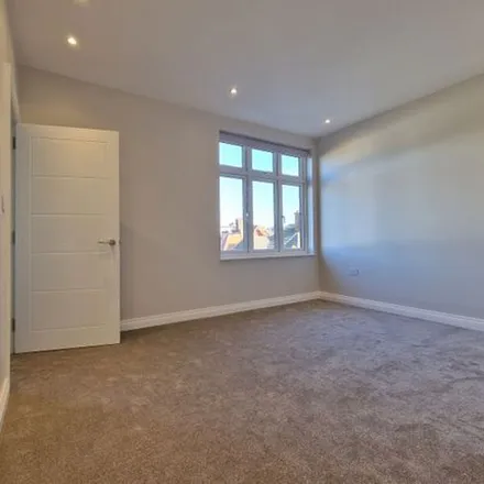 Rent this 6 bed duplex on Portsdown Avenue in London, NW11 0NG