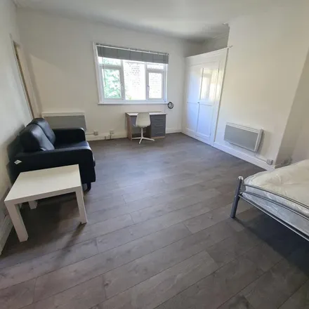 Rent this 1 bed house on 32a Cottage Road in Leeds, LS6 4DD