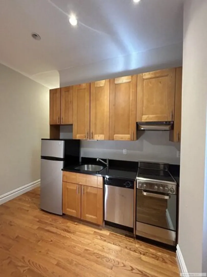 318 West 106th Street, New York, NY 10025, USA | Studio house for rent