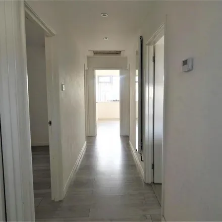 Image 5 - Lower Cippenham Lane, Slough, SL1 5DL, United Kingdom - Apartment for rent