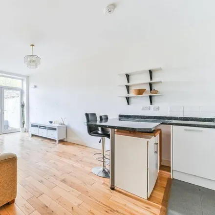 Rent this 3 bed apartment on Meopham Road in Lonesome, London