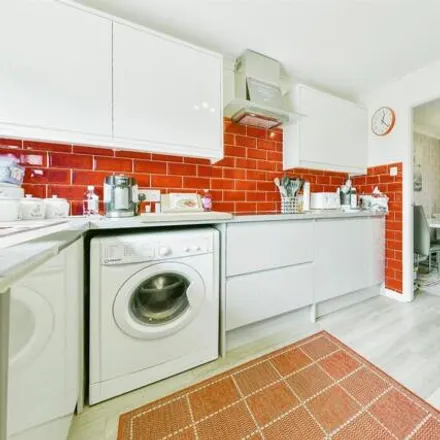 Image 5 - Holly Leys, Stevenage, SG2 8HX, United Kingdom - Townhouse for sale