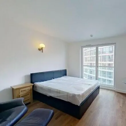 Image 2 - New Providence Wharf, 1 Fairmont Avenue, London, E14 9PF, United Kingdom - Apartment for rent