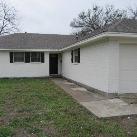 Rent this 3 bed house on 816 Lexington Drive in Lancaster, TX 75134