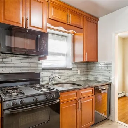 Image 7 - 2426 Woodhull Avenue, New York, NY 10469, USA - Townhouse for sale