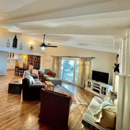 Rent this 5 bed townhouse on Fort Worth