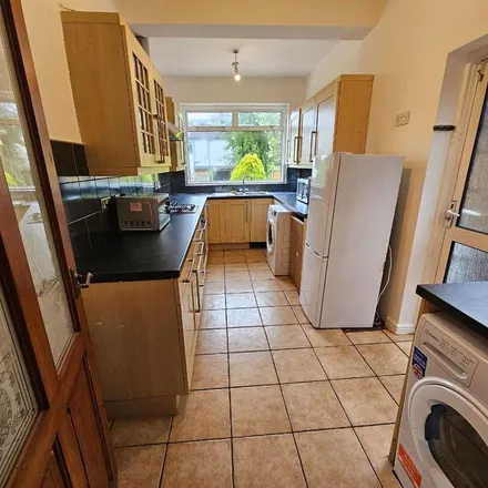 Rent this 3 bed townhouse on Bennetts Avenue in London, CR0 8AL