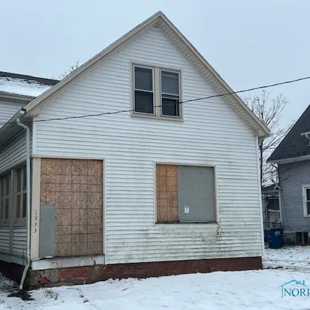 Buy this 4 bed house on 1369 Avondale Avenue in Toledo, OH 43607