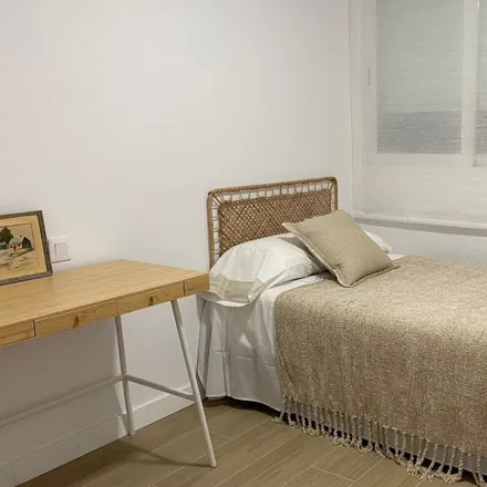 Rent this 3 bed room on Parroquia La Resurrección del Señor in Plaça del Poeta Salvador Rueda, 13