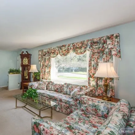 Image 4 - 18 Delwood Court, Ramsey, NJ 07446, USA - House for sale