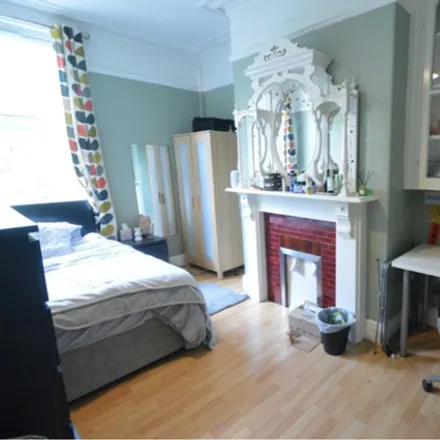Rent this 6 bed townhouse on Cliff Mount in Leeds, LS6 2HP