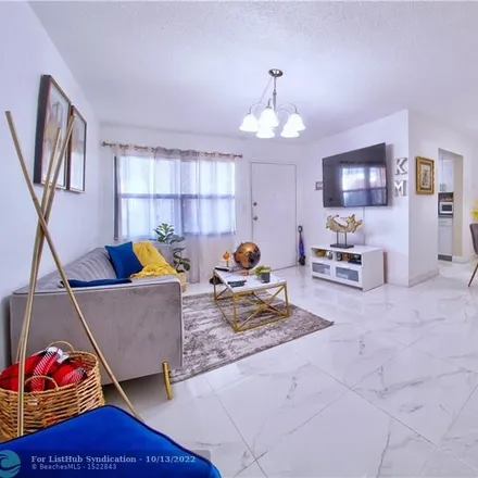 Image 3 - 1325 West 68th Street, Palm Springs Estates, Hialeah, FL 33014, USA - Condo for sale