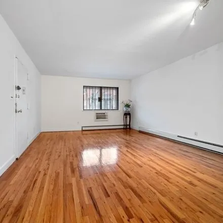 Image 3 - 61-38 169th Street, New York, NY 11365, USA - House for sale