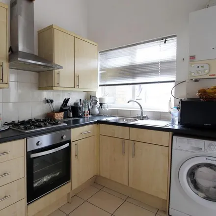 Image 4 - Fades n Blades, 188 Tulse Hill, London, SW2 3BU, United Kingdom - Apartment for rent