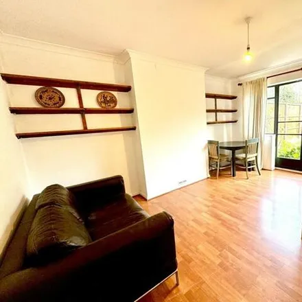 Rent this 2 bed room on Nether Street in London, N3 1JS