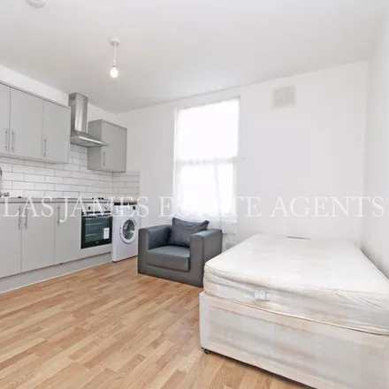 Rent this studio apartment on 173 Green Lanes in London, N13 4UR