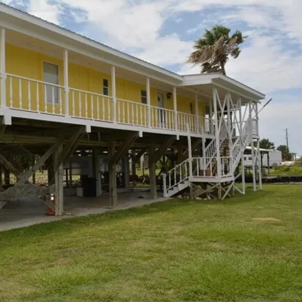 Buy this studio apartment on 199 5th Avenue West in Horseshoe Beach, Dixie County