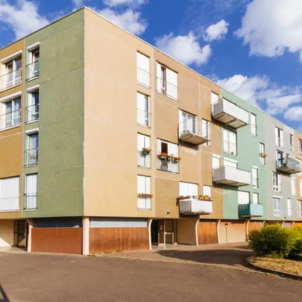 Rent this 4 bed apartment on 5 Rue Ronde in 21800 Quetigny, France